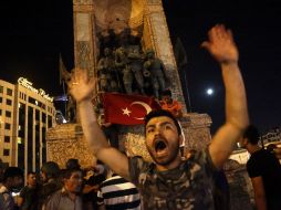 Las personas que trataron de cruzar el puente Bosporus de Estambul fueron atacadas por los soldados. AFP / S. Suna