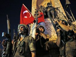Ciudadanos turcos hacen frente a soldados durante las primeras horas del golpe de Estado en Turquía. AP / E.Gurel