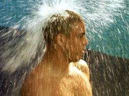 Si te bañas todos los días, tu cuero cabelludo se acostumbrará a tu régimen de higiene y producirá cada vez más aceite. AFP / ARCHIVO