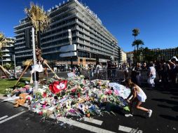 Altar improvisado para las víctimas en el Paseo de los Ingleses de Niza. AFP / G. Cacace