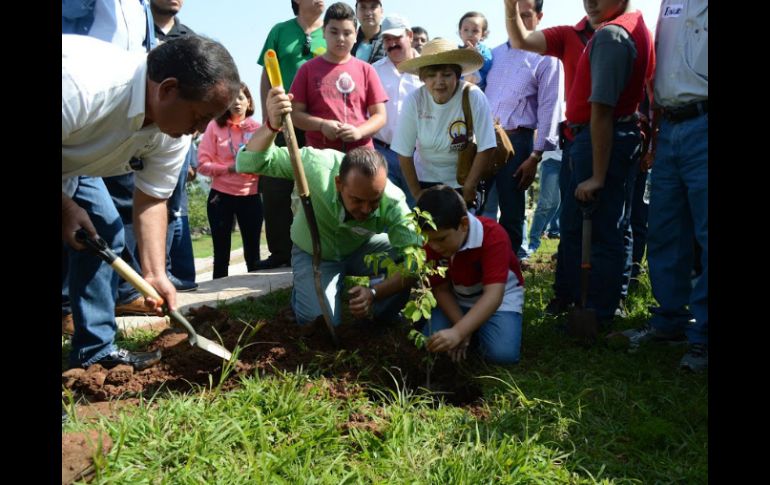 Los trabajos de este sábado forman parte de un plan de reforestación y mantenimiento que se extenderá por dos años más. ESPECIAL / Gobierno de Tonalá
