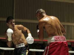Eliseo 'Cheo' Vélez logró la victoria tras un reñido combate contra Javier 'Chino' Rodríguez. EL INFORMADOR / F. Atilano