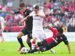 Se jugó fuerte. Luis Reyes (#14) traba a Carlos Esquivel. MEXSPORT /