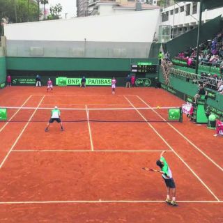 México acorta desventaja ante Perú