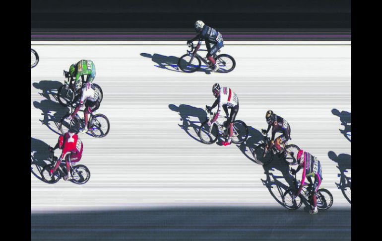 “Misil de Man”. El británico Mark Cavendish (arriba y a la izquierda) consiguió ayer su cuarta victoria en este Tour de Francia. EFE /
