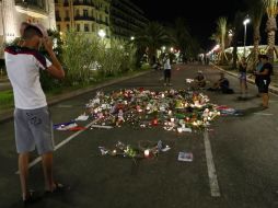 Desde que ocurrió el ataque, cientos de personas se congregaron en el sitio para rendir homenaje a las víctimas. EFE / I. Langsdon