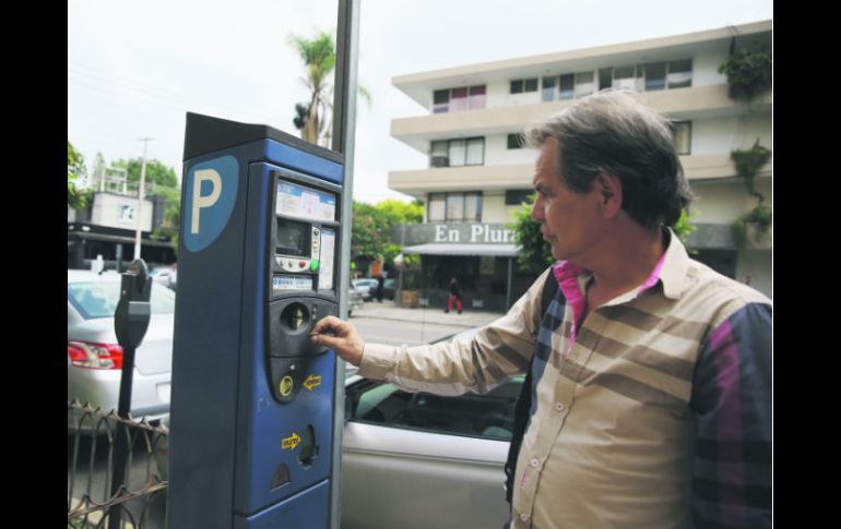 Confusión. Enrique Chao estacionó su vehículo donde se encontraban dos diferentes tipos de parquímetro. EL INFORMADOR / R. Tamayo