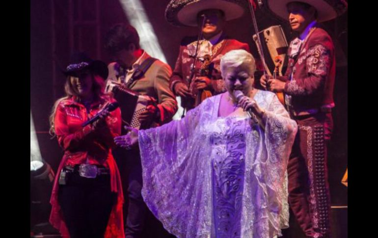 Paquita mostró su alta técnica de penetración popular al invitar al público a corear el conocido tema 'Tres veces te engañe'. SUN / Y. Xolalpa