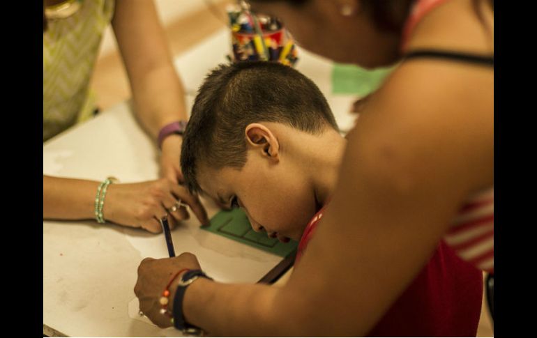 Existen autistas verbales y no verbales, el principal signo es que no hay contacto visual y parece que no nos escucha. EL INFORMADOR / ARCHIVO