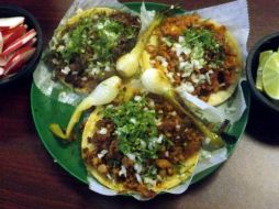 La salsa tiene papel protagónico, lo mismo que la piña que corona al trompo de carne. EFE / ARCHIVO