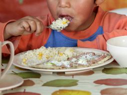 Los niños deben comer cinco veces al día para evitar obesidad o sobrepeso. NTX / ARCHIVO