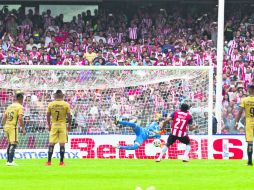 No pudo. Carlos Peña (#27) tuvo el empate en sus pies, pero su disparo fue tapado por “Pikolín”. MEXSPORT /