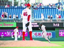 El mexicano de los Nacionales, Óliver Pérez (#46), ve cómo Starling Marte corre las bases tras pegar jonrón. AP /