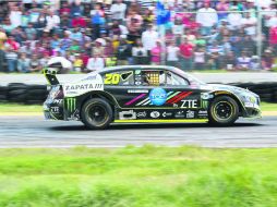 Homero Richards ganó la Súper V8 ante más de 20 mil aficionados que colmaron las instalaciones del autódromo Moisés Solana. ESPECIAL / SÚPER COPA TELCEL