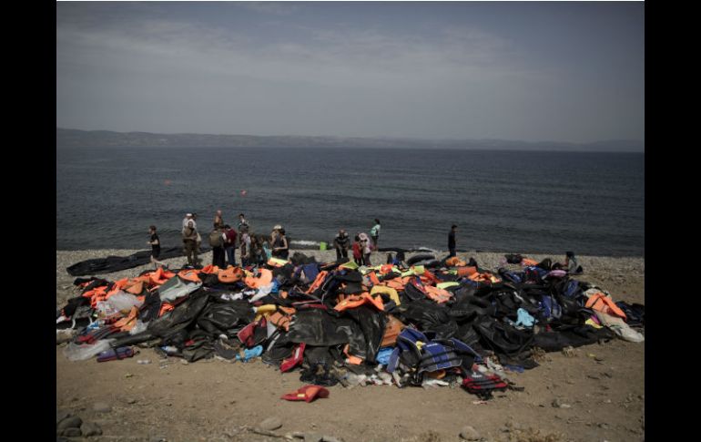 El 'cerro de los chalecos salvavidas' ya es característico del pueblo costero ubicado en la isla de Lesbos. AP / ARCHIVO
