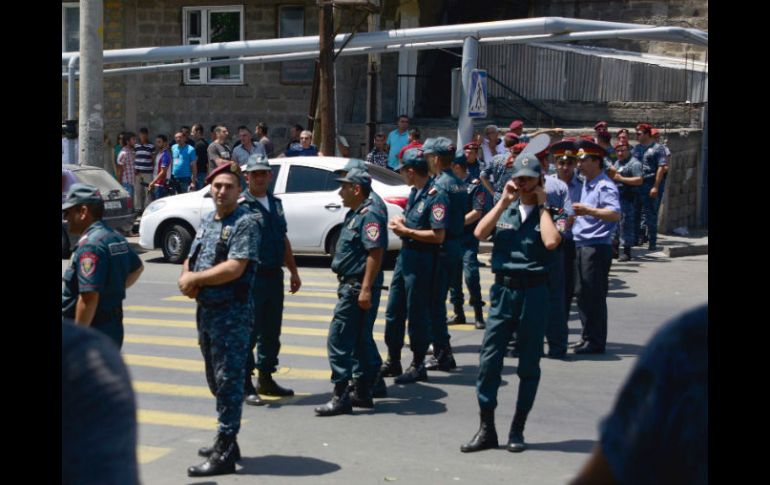 Un impresionante operativo se desplegó en torno a la estación de policía afectada. AFP / L. Minasyan