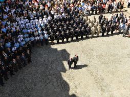 François Hollande y Manuel Valls encabezaron el tributo rodeados de miles de personas. AFP / B. Guay