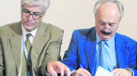 Tonatiuh Torres Rosete y Constantino Álvarez Fuster en la firma del convenio. EL INFORMADOR / A. Hinojosa