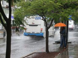 Autoridades recomiendan a la población extremar precauciones al momento de circular por zonas inundadas. EL INFORMADOR / R. Tamayo