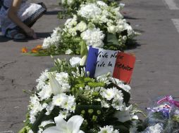 Floristas de Niza siembran de flores blancas los dos kilómetros del paseo marítimo donde 84 personas murieron embestidas. AP / C. Paris
