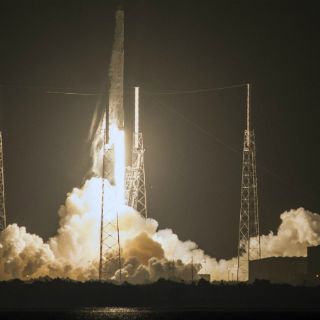 SpaceX lanza su cápsula Dragon con destino a la EEI