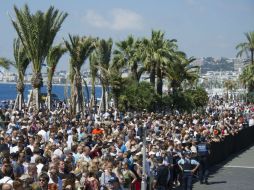 Una multitud abucheó al primer ministro, Manuel Valls, en el homenaje a víctimas en Niza. EFE /  O. Anrigo