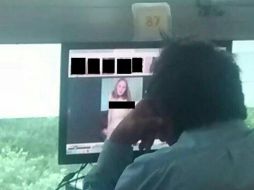El hombre observa fotografías de mujeres desnudas en posiciones sexuales explícitas; la vigilancia no tomó medidas, denuncian. SUN / Abril Ciel