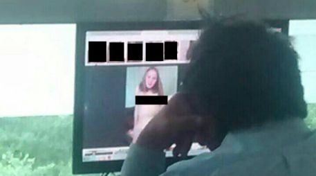El hombre observa fotografías de mujeres desnudas en posiciones sexuales explícitas; la vigilancia no tomó medidas, denuncian. SUN / Abril Ciel