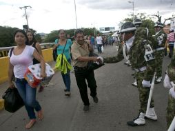 El último fin de semana ingresaron a Colombia por los pasos fronterizos autorizados más de 100 mil venezolanos. AP / ARCHIVO