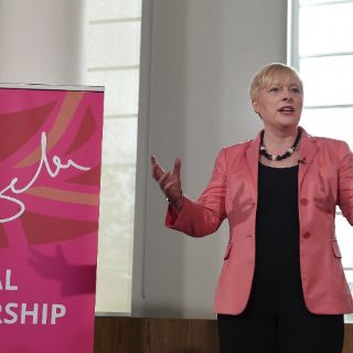 Angela Eagle deja carrera por dirigencia del partido Laborista