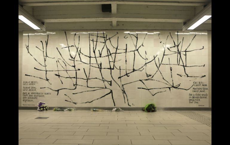 El poema 'Paisaje sin canción' es reproducido en francés, neerlandés alemán, español, inglés, árabe, ruso y chino. EFE / J. Ojeda