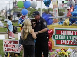 En el lugar del ataque se acumulaban flores, globos y carteles en tributo a las víctimas. AFP / J. Lott