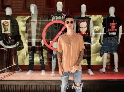 La tienda de Barney's publica una imagen de Bieber frente a maniquíes con las playeras. INSTAGRAM / barneysny