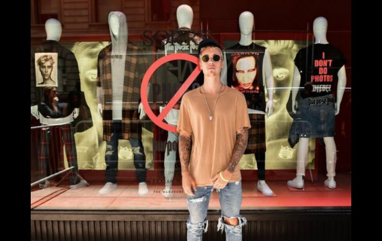 La tienda de Barney's publica una imagen de Bieber frente a maniquíes con las playeras. INSTAGRAM / barneysny