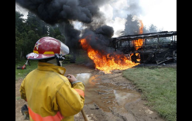 Camión que bloquea la carretera que une a Uruapan y Pátzcuaro, un acto atribuido a maestros y normalistas. AFP / E. Castro
