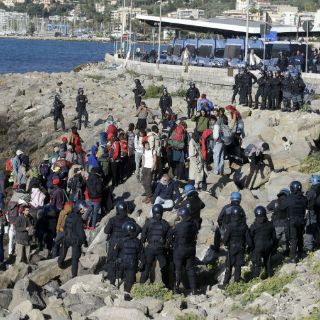 Desmantelan red de traficantes de refugiados en Italia
