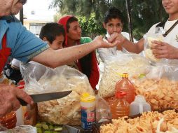 Por la combinación de alimentos, una persona en el país consume mil 928 calorías diarias, cerca del límite aceptado por la OMS. EL INFORMADOR / ARCHIVO