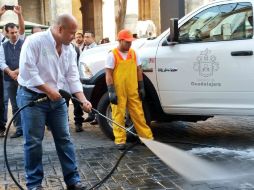 Alfaro indica que el hidrolavado inició desde el 9 de junio, es proporcionado por la empresa Plastic Omnium. TWITTER / @GuadalajaraGob