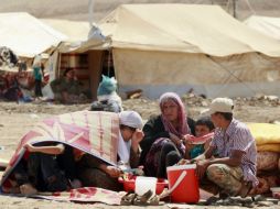 Las altas temperaturas empeoran los padecimientos de iraquíes, que sufren jornadas de violencia. AP / ARCHIVO