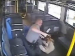 El hombre intentó tomar el arma de un agente y fue abatido por otro oficial. YOUTUBE / Famous videos