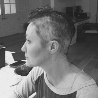 Actriz de 'Beverly Hills' se rapa en lucha contra el cáncer