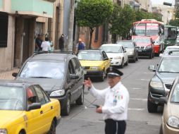 Por la zona circulan más de 15 rutas de transporte público, lo que ocasiona desgaste en las casas de la colonia. EL INFORMADOR / R. Tamayo