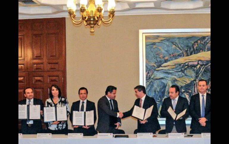 Este miércoles se llevó a cabo la firma de convenio de coordinación entre el Cofemer y siete municipios. TWITTER / @AristotelesSD
