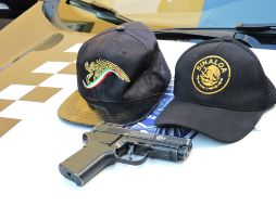 Elementos les aseguraron un arma de fuego y dos gorras con el Escudo Nacional. ESPECIAL /