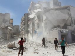 El martes 56 civiles, entre ellos niños, murieron en los ataques de la coalición contra el Estado Islámico. AFP / O. kadour