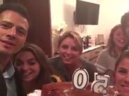 Con un pastel con el número 50 y las mañanitas entonadas por su familia Peña Nieto inició los festejos. FACEBOOK / @EnriquePN