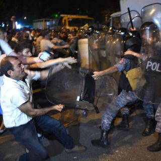 Manifestaciones en Armenia dejan más de 50 heridos