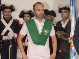 ''Tengo 33 años y me quedan todavía años de futbol'', dijo Iniesta durante una condecoración en Jaén, España. EFE / J. M. Pedrosa