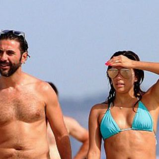 Captan a Eva Longoria y Bastón en playa nudista