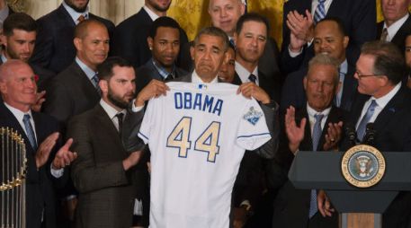 El equipo le entregó a Obama una franela de los Reales con el número 44 estampado con una caligrafía dorada. AFP / P. Lynch